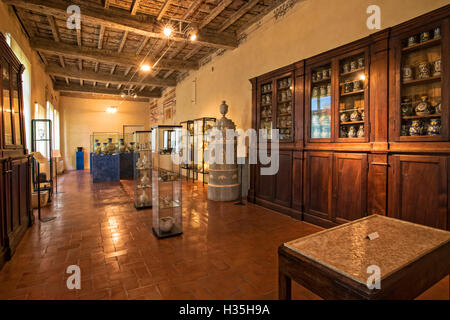 Italien-Emilia Romagna Novellara Festung - Museum Gonzaga - Ausstellung von antiken Keramik aus Apotheke - Jesuit Apotheker - XVI Jh. Stockfoto