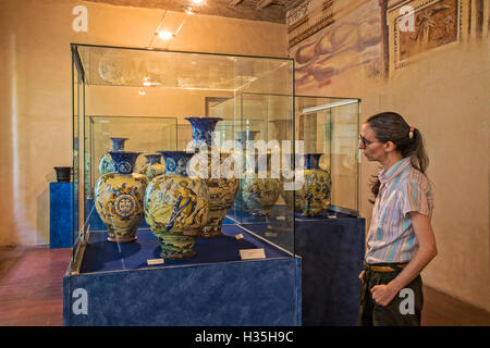 Italien-Emilia Romagna Novellara Festung - Museum Gonzaga - Ausstellung von antiken Keramik aus Apotheke - Jesuit Apotheker - XVI Jh. Stockfoto