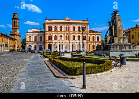 Italien Emilia Romagna Novellara Piazza Cesare Battisti und die Festung nach links Stockfoto