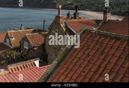 Pantiled Dächer im Runswick Bay in North York Moors Stockfoto