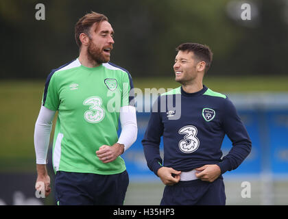 Republik von Irland Richard Keogh (links) und Wes Hoolahan während der Trainingseinheit im FAI National Training Center, Dublin. Stockfoto