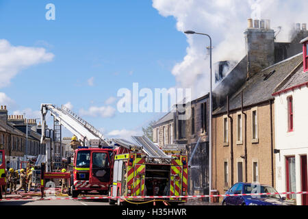 Schottische Feuerwehr Feuerwehr besucht eine verbrannte, Shop und Haus. Elie und Earlsferry Fife Schottland UK Großbritannien Stockfoto