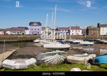 Regency Stil Häuser mit Blick auf Boote vertäut im Hafen am Fluss Afon Aeron. Aberaeron, Ceredigion, Wales, UK, Großbritannien Stockfoto