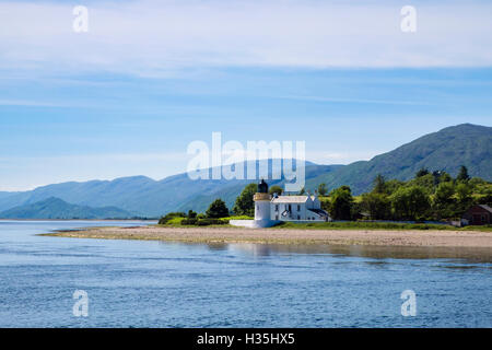 Offshore-Blick auf Corran Leuchtturm und Lodge am Ufer des Loch Linnhe. Ardgour Fort William Inverness-Shire Highland, Schottland, Vereinigtes Königreich Stockfoto