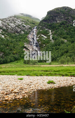 Steall Wasserfall Berg in der Mamores Bergen aus über Wasser von Nevis River in Glen Nevis Schlucht hinunter. Schottland, Vereinigtes Königreich Stockfoto