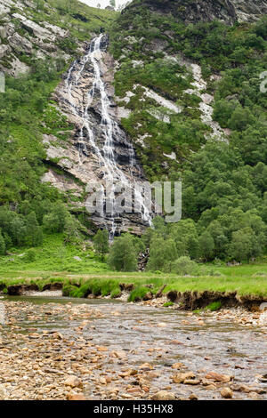 Steall Wasserfall Berg in der Mamores Bergen aus über Wasser von Nevis River in Glen Nevis Schlucht hinunter. Schottland, Vereinigtes Königreich Stockfoto