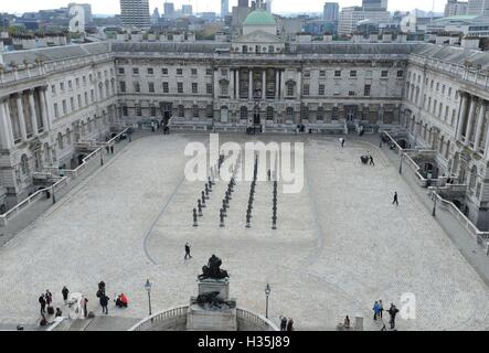 Die lebensgroße Armee von 40 maskiert afrikanische Figuren auf dem Display in der Edmond J Safra Brunnen Hof des Somerset House, central London, starten die die 01:54 Messe für zeitgenössische afrikanische Kunst. Stockfoto