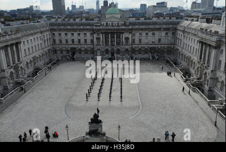 Die lebensgroße Armee von 40 maskiert afrikanische Figuren auf dem Display in der Edmond J Safra Brunnen Hof des Somerset House, central London, starten die die 01:54 Messe für zeitgenössische afrikanische Kunst. Stockfoto