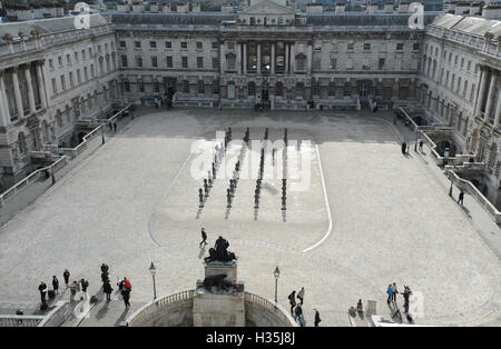 Die lebensgroße Armee von 40 maskiert afrikanische Figuren auf dem Display in der Edmond J Safra Brunnen Hof des Somerset House, central London, starten die die 01:54 Messe für zeitgenössische afrikanische Kunst. Stockfoto