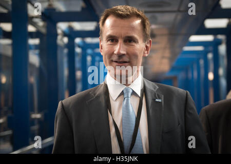 Gesundheitsminister Jeremy Hunt macht seinen Weg an den internationalen Strafgerichtshof zu Adresse Delegierten am dritten Tag der konservativen Partei-Konferenz in Birmingham. Stockfoto