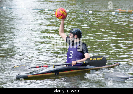 Teilnehmer in einem Kanu-Wasserball-Match im Wettbewerb auf dem Fluss Ouze in Bedford, Bedfordshire, England zu gewinnen Stockfoto