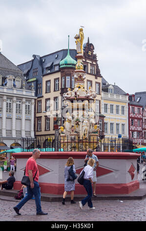 Petrusbrunnen von Hans Ruprecht Hoffmann, 1594-5, Hauptmarkt, Marktplatz, Trier, Rheinland-Pfalz, Deutschland Stockfoto