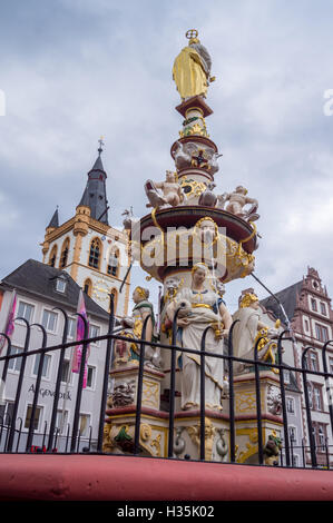 Petrusbrunnen von Hans Ruprecht Hoffmann, 1594-5, Hauptmarkt, Marktplatz, Trier, Rheinland-Pfalz, Deutschland Stockfoto