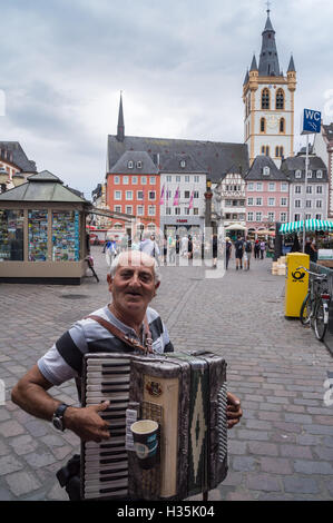 Ein alter Straßenmusiker spielt ein Quagliardi Klavier-Akkordeon, Hauptmarkt, Marktplatz, Trier, Rheinland-Pfalz, Deutschland -Trèves, Busfahrer Stockfoto
