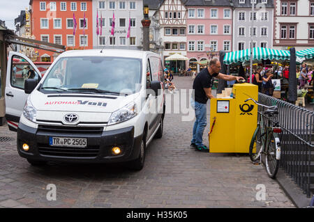 Ein Auftragnehmer in einem gemieteten Toyota van Sammeln der Deutschen Post, Hauptmarkt, Marktplatz, Trier, Rheinland-Pfalz, Deutschland-Trèves Stockfoto