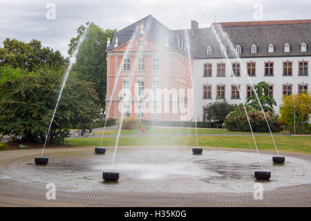 Brunnen auf dem Gelände des Werk-Palais, Rokoko Kurfürstliches Schloss 1756, Trier, Rheinland-Pfalz, Deutschland Stockfoto