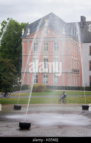 Brunnen auf dem Gelände des Werk-Palais, Rokoko Kurfürstliches Schloss 1756, Trier, Rheinland-Pfalz, Deutschland Stockfoto