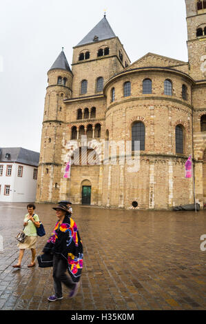 Touristen in der Regen draußen Trierer Dom, romanische hohen Dom St. Peter, Domplatz, Trier, Rheinland-Pfalz, Deutschland Stockfoto