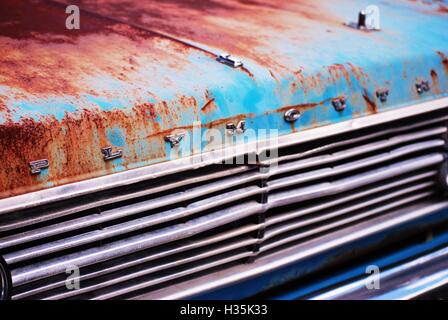 Alte verrostete Plymouth grill Stockfoto