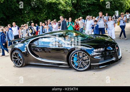 2016 Bugatti Chiron mit Fahrer Andy Wallace im Fahrerlager auf dem 2016 Goodwood Festival of Speed, Sussex, UK. Stockfoto