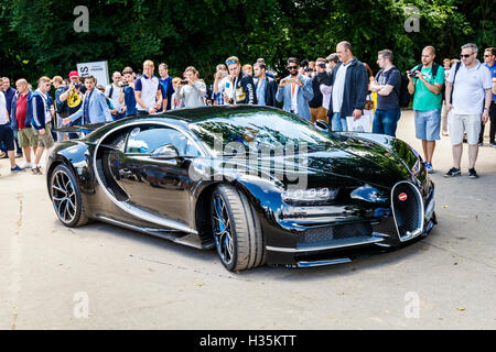 2016 Bugatti Chiron mit Fahrer Andy Wallace im Fahrerlager auf dem 2016 Goodwood Festival of Speed, Sussex, UK. Stockfoto