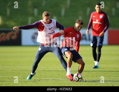 Jordan Henderson (links) und Alex Oxlade-Chamberlain während einer Trainingseinheit im St. Georges Park, Burton Englands. Stockfoto