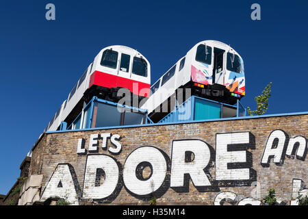 Dorf U-Bahn Rohr Kutschen, oben auf einem Gebäude am Shoreditch High Street, bieten mehr erschwingliche Büroflächen in Stockfoto