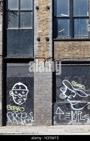 Vorderansicht einer alten Lagerhalle Fassade in Shoreditch, London, UK. Dieser Gebäudetyp ist beliebt für Umbau in Stockfoto