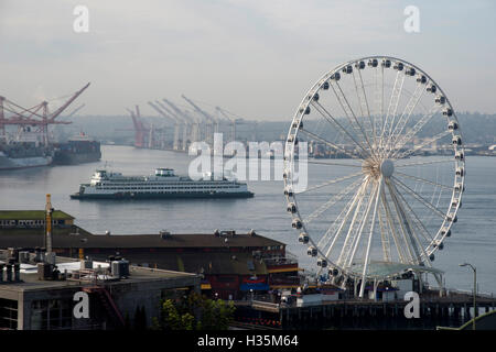 Das große Rad mit einer Fähre hinter Hafen von Seattle, Wasington, USA. Stockfoto