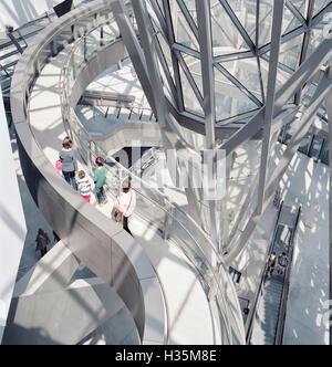 Innenansicht des Musée des Confluences, Lyon, Frankreich von Coop Himmelb (l) au. Stockfoto