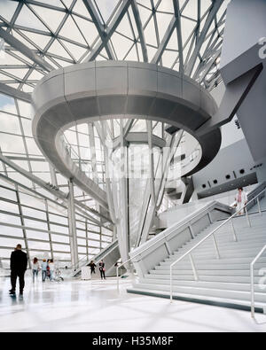 Innenansicht des Musée des Confluences, Lyon, Frankreich von Coop Himmelb (l) au. Stockfoto