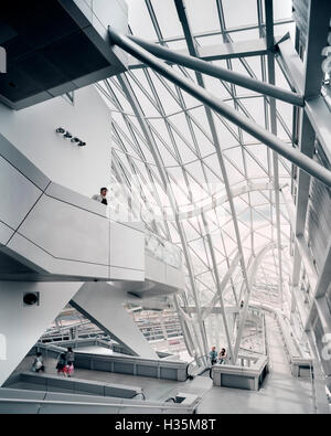 Innenansicht des Musée des Confluences, Lyon, Frankreich von Coop Himmelb (l) au. Stockfoto