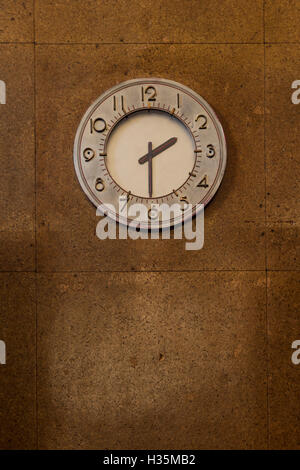 Runde Uhr in 1930er Jahren Hornsey Town Hall London Stockfoto