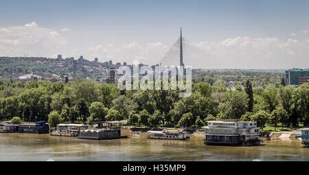 Blick auf Neu-Belgrad, über dem Sava Fluß, einschließlich die Ada-Brücke und ständigen Fluss Lastkähne. Stockfoto