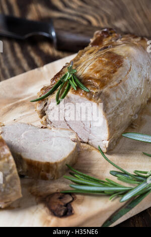 Köstliche Braten Schweinefilet mit Rosmarin auf Holzbrett Stockfoto