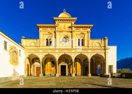 Die Fassade der Kirche Madonna del Sasso in Locarno, Tessin, Schweiz Stockfoto