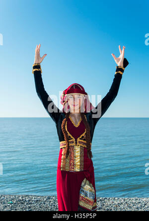 Frau tanzt georgische nationale Kleidung Meer im freien Stockfoto