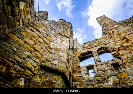 Dirleton Castle, einer zerstörten mittelalterlichen Burg im Dorf Dirleton, East Lothian, Schottland. Stockfoto