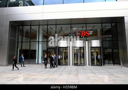 Mitarbeiter außerhalb des Hauptsitzes des 5 Broadgate UBS Gebäudes unterzeichnen zur Mittagszeit die Investmentbank für Finanzdienstleistungen in der Londoner City, UK, KATHY DEWITT Stockfoto