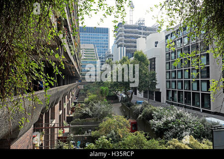 Außenansicht des Barbican Estate Wohnungen Gärten gegenüber Sir Basil Spence Salters Hall Gebäude auf 4 Fore Street London EC2Y UK KATHY DEWITT Stockfoto