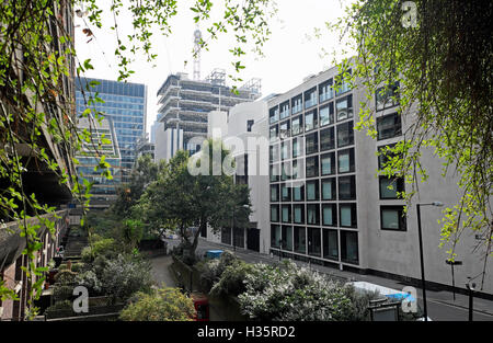 Außenansicht des Salters Hall Gebäude in 4 Vorderstraße Architekt Sir Basil Spence und Gärten des Barbican Estate in London EC2Y UK KATHY DEWITT Stockfoto