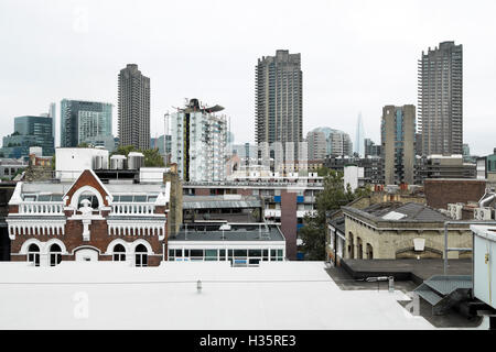 Blick auf die Skyline von London Barbican Estate Türme & kontrastierenden neuen alten Gebäude von der Dachterrasse auf Old Street East London UK KATHY DEWITT Stockfoto