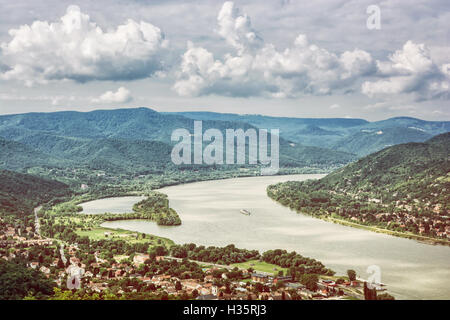 Blick von der Ruine Burg Visegrad, Ungarn. Donau. Reiseziel. Gelbe Fotofilter. Sightseeing cruises. Stockfoto