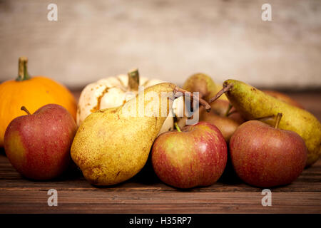 Äpfel und Üears auf einem Holztisch als rustikalen Hintergrund Stockfoto