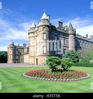 Blumen und Rasen Streifen an der Vorderseite des schottischen Holyrood Palace in Edinburgh UK offizielle Residenz des britischen Monarchen in Schottland Stockfoto