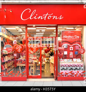 Clintons UK Grußkarte Einzelhandel Ladenfront & Einzelhändler speichern Schaufenster Förderung jährliche kommerzielle Valentinstag Liebe & romantische Produkte Stockfoto