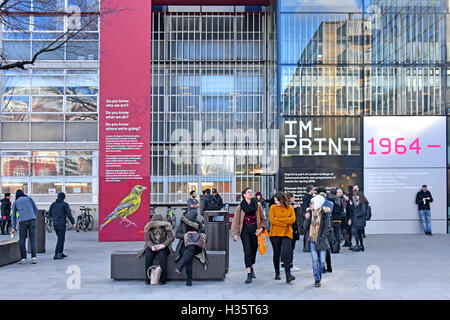 Winterblick auf Studenten außerhalb der London College of Communication Buildings in Elephant & Castle Area in Southwark in South London, England Stockfoto