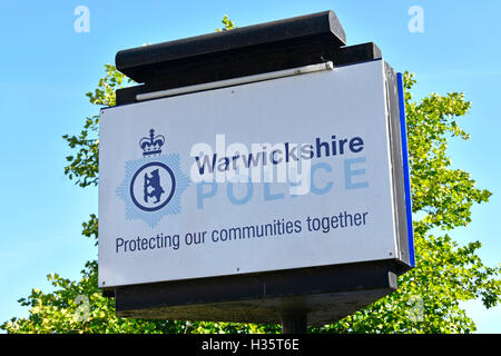 Logo der Polizeiwache von Warwickshire vor dem Slogan der britischen Rugby-Polizeistation, der unsere Gemeinden in Warwickshire, England, schützt Stockfoto