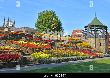 Sommerblumen anzeigen auf terrassenförmig angelegten Damm in öffentlichen Parks Gärten neben Musikpavillon im Schlosspark, Tamworth, Staffordshire England UK Stockfoto