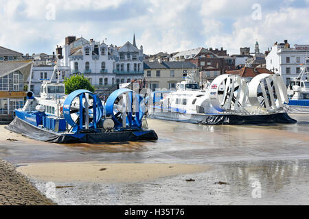 Zwei Hovercraft geparkt auf dem Solent Ryde Stadtzentrum Strand Terminal Hovertravel ÖPNV Service Portsmouth nach Isle Of Wight, England UK Stockfoto